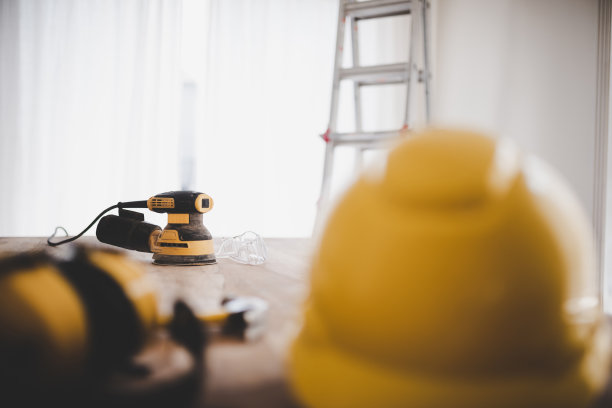 在木桌上打磨工具图片下载