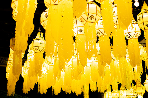 背景图片的彩色纸灯笼在夜间图片下载