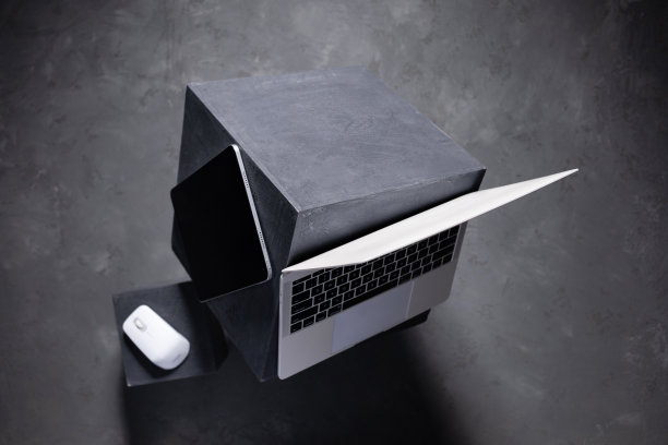 电脑笔记本电脑和平板电脑在水泥立方体的混凝土背景。经营理念的想法图片下载