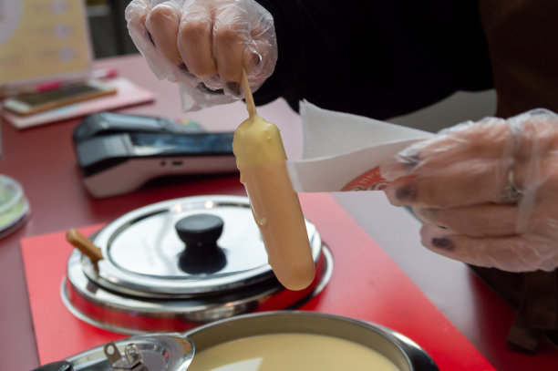 冰淇淋浸在热的白巧克力釉中图片下载