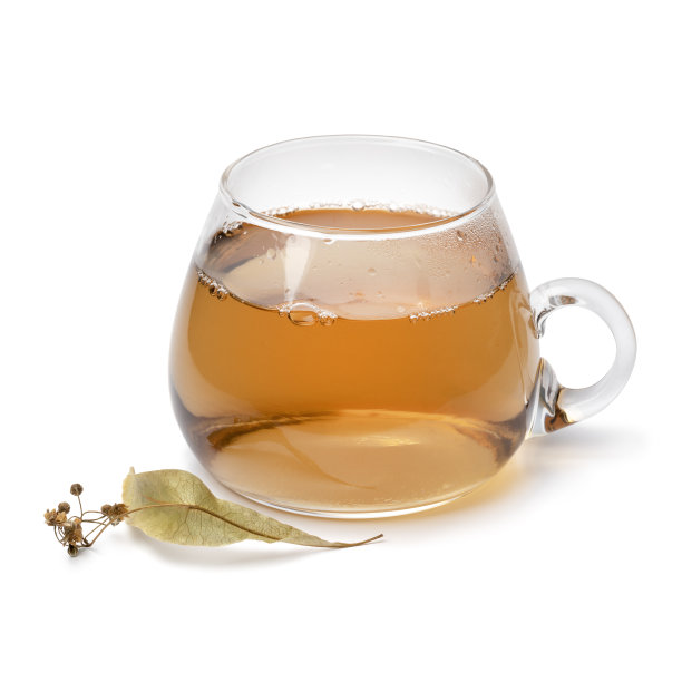 玻璃杯与紫椴花茶近距离在白色背景图片下载