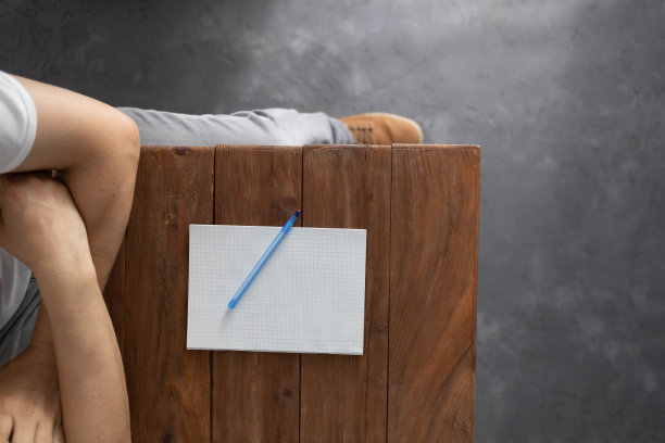 男人在桌上的笔记本上写着想法解决方案。研究或设计创意概念图片下载