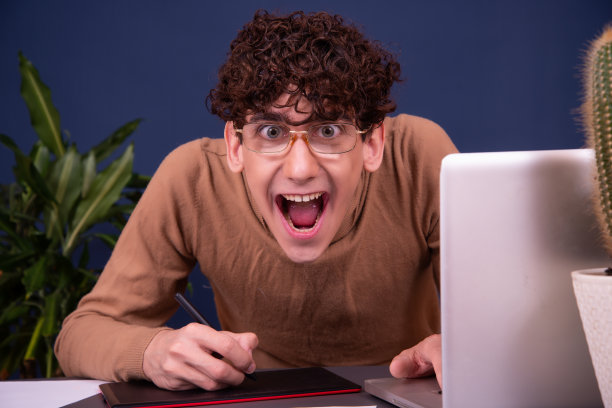 一个年轻迷人的学生正在笔记本电脑上工作。图片下载