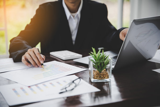 商人看图表图片下载