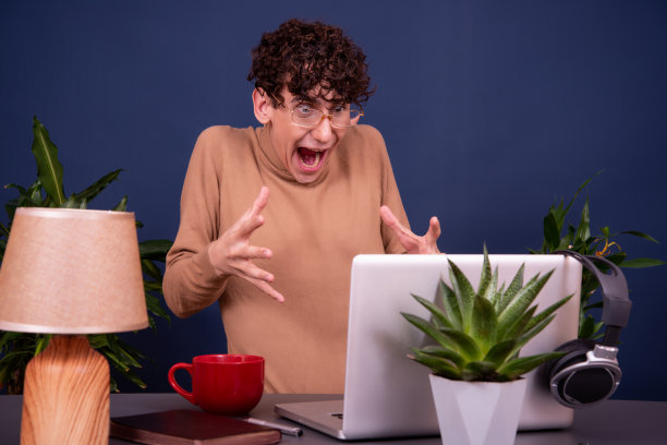 一个年轻迷人的学生正在笔记本电脑上工作。图片下载