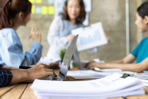 业务团队会议，合作，讨论，工作，分析财务数据和营销业务战略项目，演示和头脑风暴，以促进公司的发展。图片下载