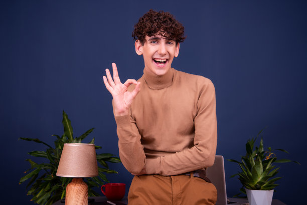 一个年轻迷人的学生正在笔记本电脑上工作。图片下载