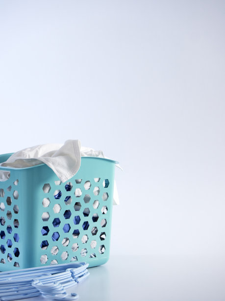 白色背景上的篮子和脏衣服的特写图片下载