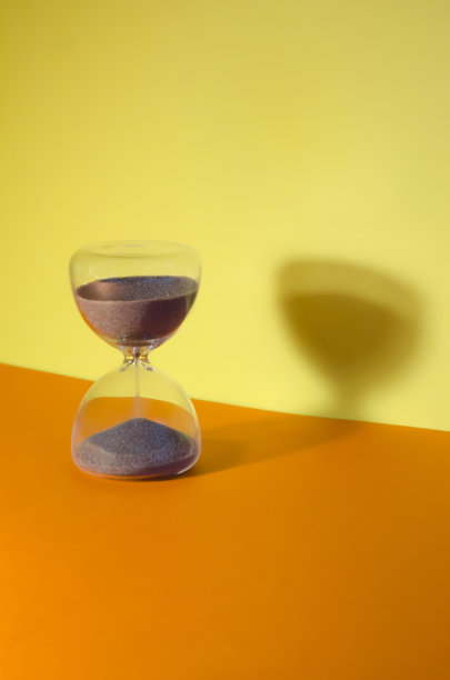 橙黄色背景上的沙漏图片下载