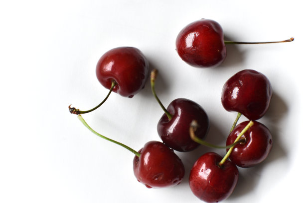 多汁的红熟樱桃在白色的背景。图片下载