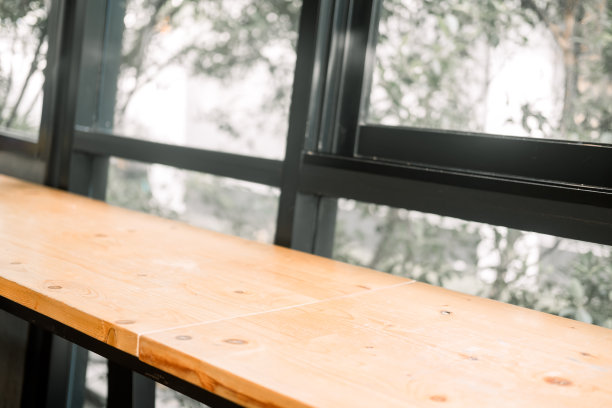 靠近窗户玻璃的木质吧台桌图片下载