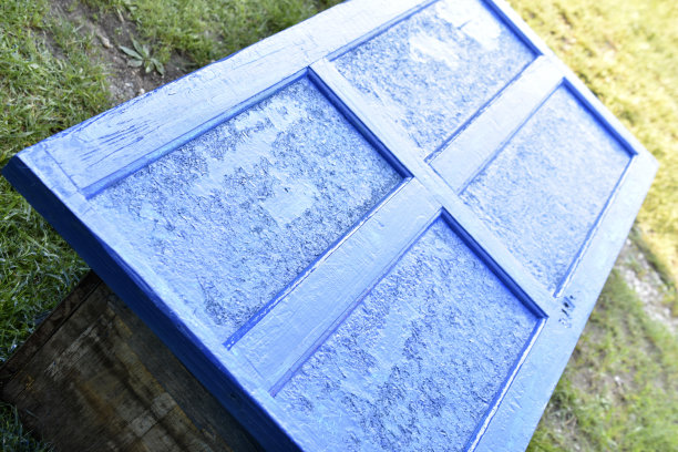 蓝色新漆的蓝色门在白色背景上的复古风格。艺术设计。蓝色的墙。图片下载