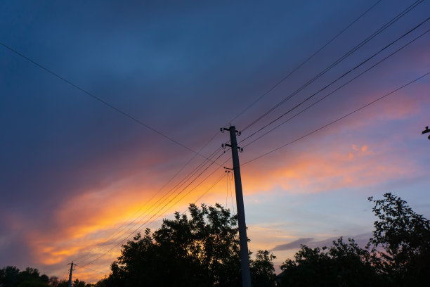 夜晚天空背景下的电线杆和电线。图片下载