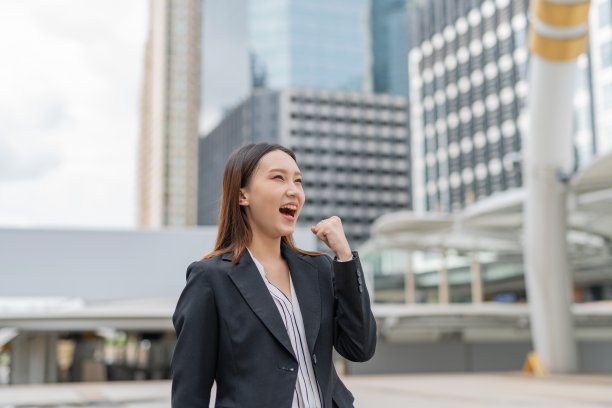 年轻迷人的亚洲职业女商人女士欣喜若狂，在被告知她将被提升为曼谷市中心商务区的经理图片下载