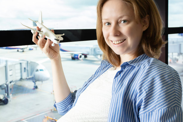 孕妇在机场登机前，怀孕和旅行图片下载