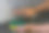 一个面目全非的年轻白人男子拿着一个洗涤垫，在家里倒肥皂洗碗图片下载
