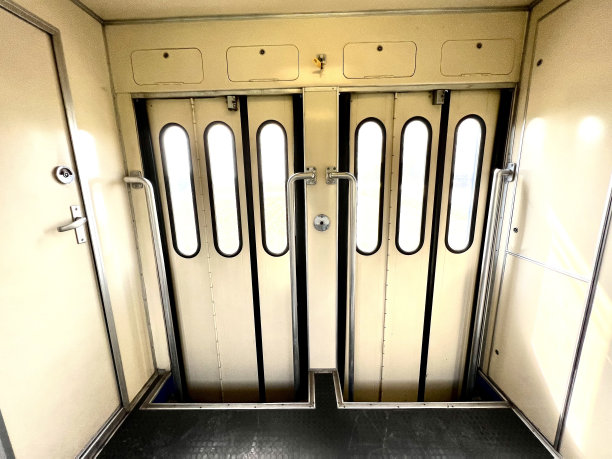 从里面看旧的火车门。意大利运输图片下载