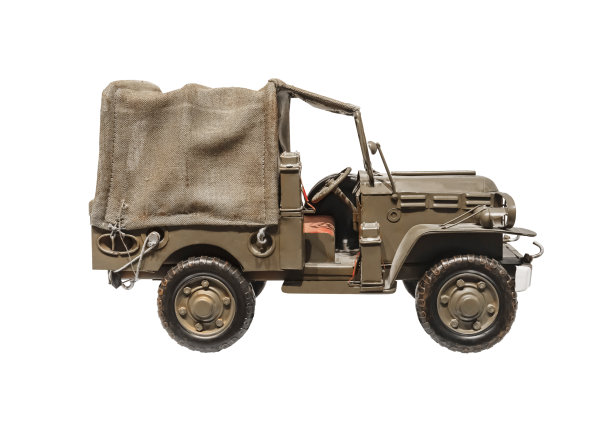 绿色越野卡车车模型，白色背景上的复古汽车玩具微距图像图片下载