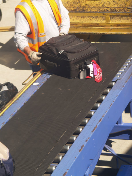 行李在机场从飞机上卸下图片下载