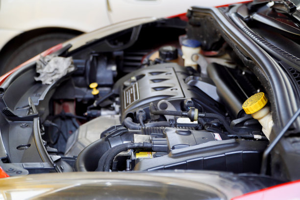 机械师启动汽车检查发动机系统，呼叫中心概念图片下载