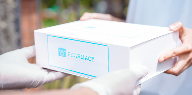 亚洲女性患者服用药房新冠病毒急救箱自我恢复保健。在电子商务家庭订购中，从医院在线诊所零售Rx药店提供客户配送服务。图片下载