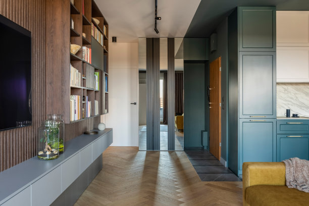 创意和现代复古客厅室内设计与黄色沙发和绿松石橱柜。薄板墙，电视，书柜和抽屉柜。人字拼花。，窗户上的棕色窗帘。模板。图片下载