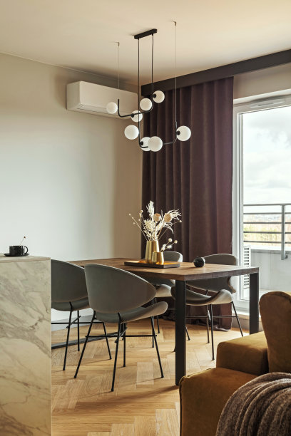 现代和复古的餐厅，棕色的木桌，灰色的椅子和时尚的吊灯。简约的白色墙壁和棕色窗帘。创造性的配件。人字木拼花。波西米亚风格和极简风格的配饰。图片下载