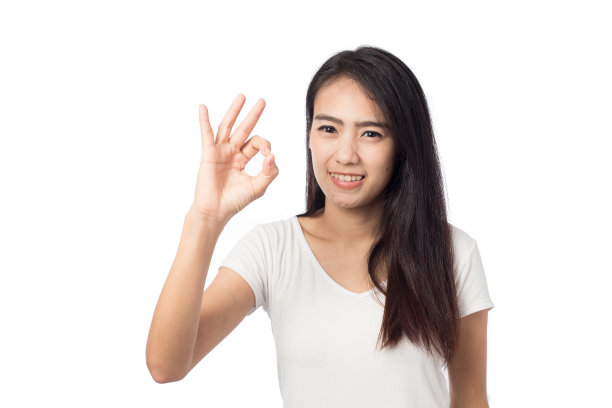 肖像快乐的年轻女子显示ok标志孤立在白色背景上图片下载
