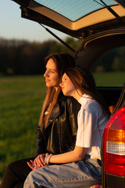 母女俩在山上露营图片下载