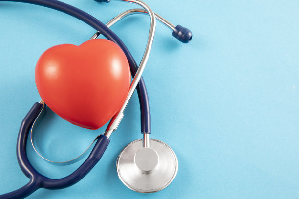 蓝色背景下的心脏和听诊器图片下载