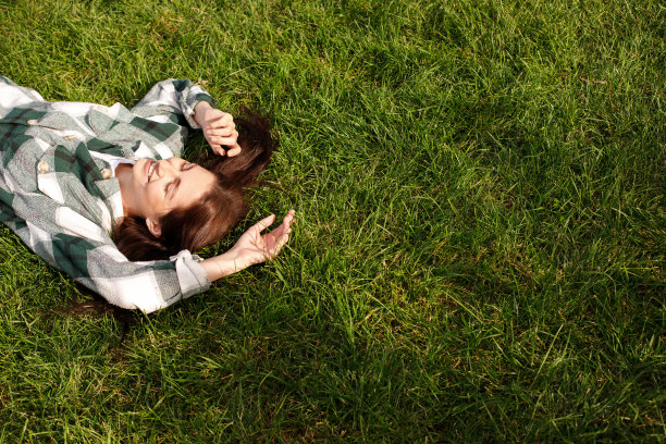 草坪顶视图上的快乐女人图片下载
