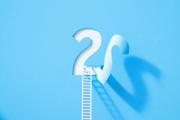 白色梯子斜靠在二号上，在白色背景上折叠图片下载