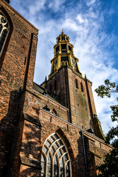 荷兰格罗宁根的Aa-kerk教堂和钟塔的低角度视图图片下载