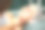 整形外科与美容概念。美容师的手检查和触摸美丽的年轻微笑的白人妇女的脸。图片下载