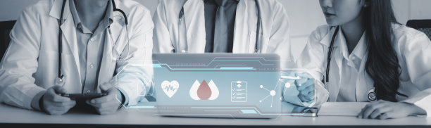 医生利用计算机pc上的在线健康咨询与医疗信息图，远程医疗保健的概念图片下载