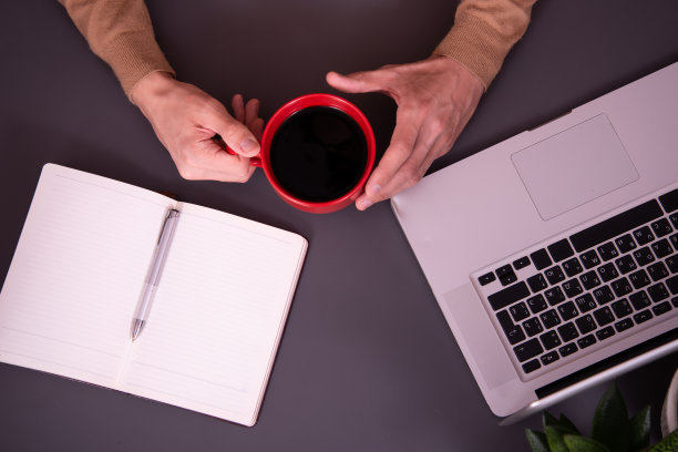 一个年轻迷人的学生正在笔记本电脑上工作。图片下载