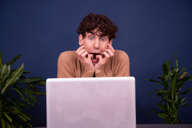 一个年轻迷人的学生正在笔记本电脑上工作。图片下载