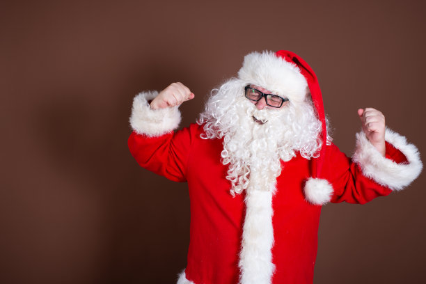 有趣的圣诞老人喜欢运动。图片下载