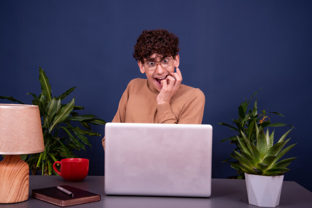 一个年轻迷人的学生正在笔记本电脑上工作。图片下载