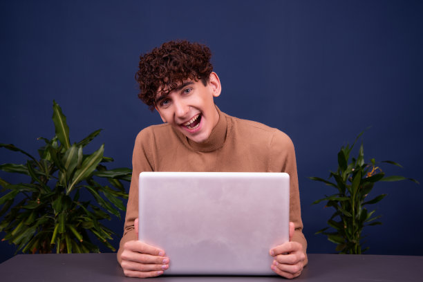 一个年轻迷人的学生正在笔记本电脑上工作。图片下载