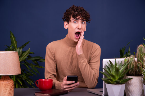 一个年轻迷人的学生正在笔记本电脑上工作。图片下载