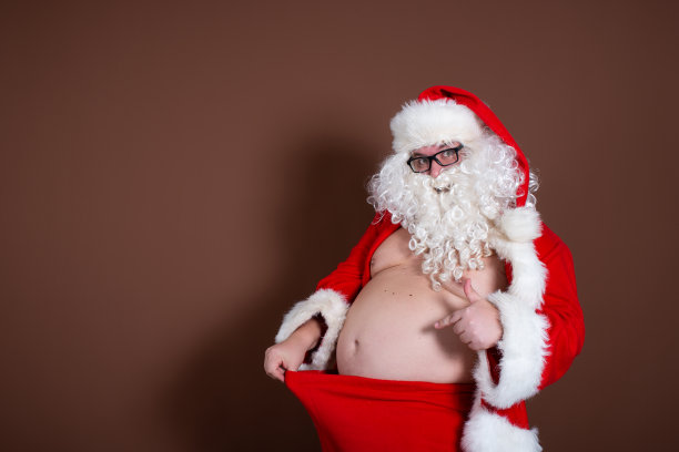 有趣的圣诞老人喜欢运动。图片下载