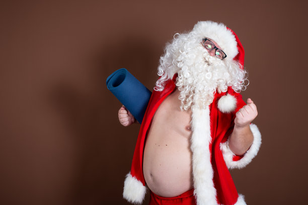 有趣的圣诞老人喜欢运动。图片下载