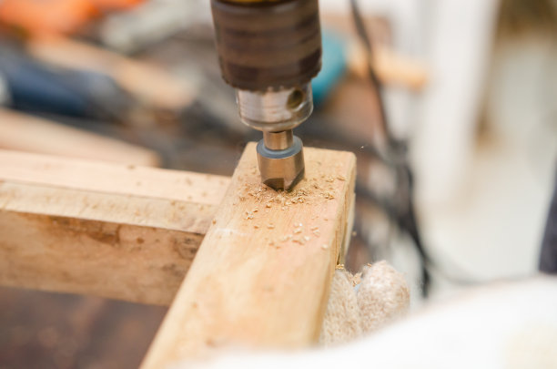 年轻人在他的工作室做木工爱好，软焦点。图片下载