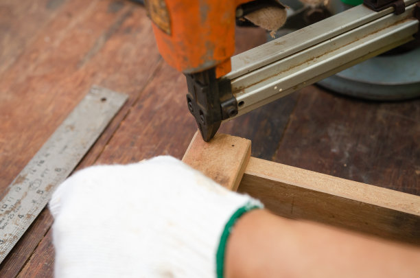 年轻人在他的工作室做木工爱好，软焦点。图片下载