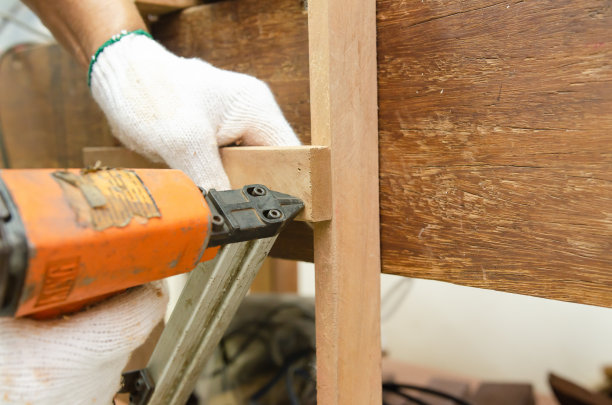 年轻人在他的工作室做木工爱好，软焦点。图片下载