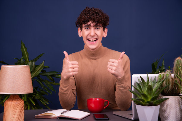 一个年轻迷人的学生正在笔记本电脑上工作。图片下载