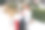 年轻的红发女子与红色行李箱使用智能手机在城市背景。快乐的女孩坐在户外的长凳上。城市生活理念，科技旗帜图片下载