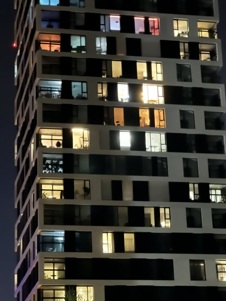 夜晚摩天大楼的窗户图片下载