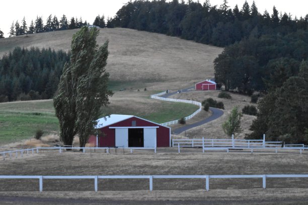 俄勒冈州山上的谷仓图片下载